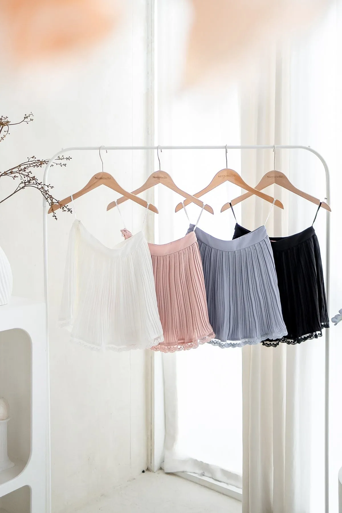 ROSEMARY LACE PLEATED SKORTS IN BLUE